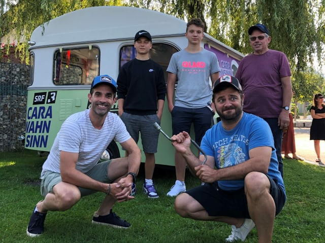 Sie hängten Philippe und Marcos Wohnwagen heute an ihrem Auto an und fuhren ihn von Brienz nach Sarnen: Grosspapi Hans, Enkel Leon und sein bester Freund Nick. 