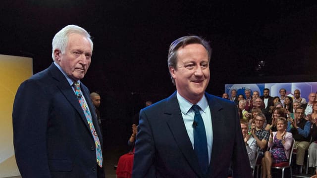 Der britische Premierminister David Cameron mit dem BBC-Moderator David Dimbleby.