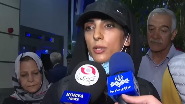 Elnaz Rekabi gibt in Teheran ein Interview.