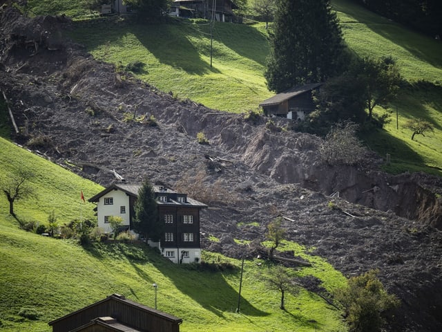 Schlammlawine im Dorf.