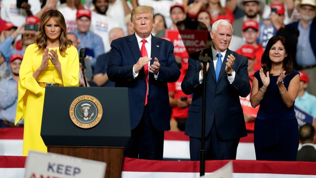 Melania und Donald Trump mit Mike und Karen Pence