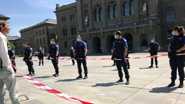 Police officers in front of the federal building