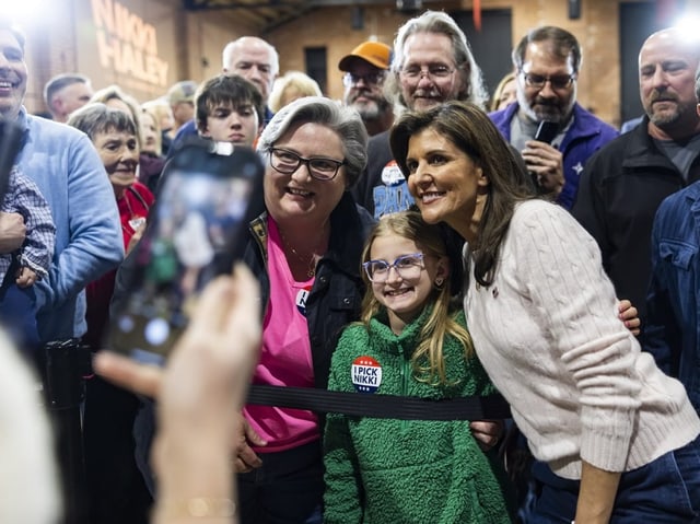 Nikki Haley macht ein Foto mit Fans. 