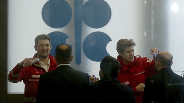 Notfallpersonal und Teilnehmer des Opec-Treffens