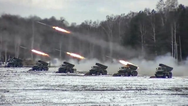 Raketenwerfer schiessen in die Luft.