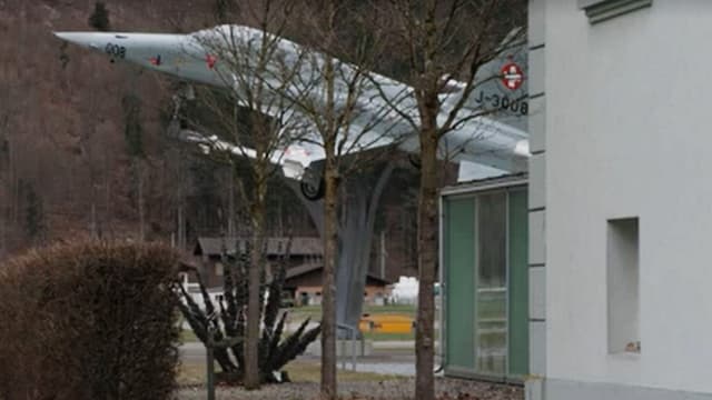 Ausgestellter Kampfjet auf Stahlvorrichtung