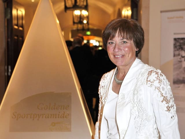 Rosi Mittermaier vor einer goldenen "Sport-Pyramide"