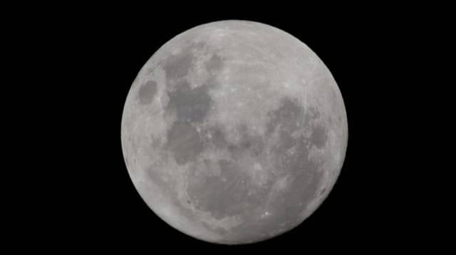 Blick auf hell erleuchteten Mond bei Dunkelheit