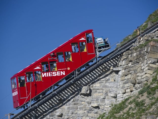 Rote Standseilbahn am Niesen.