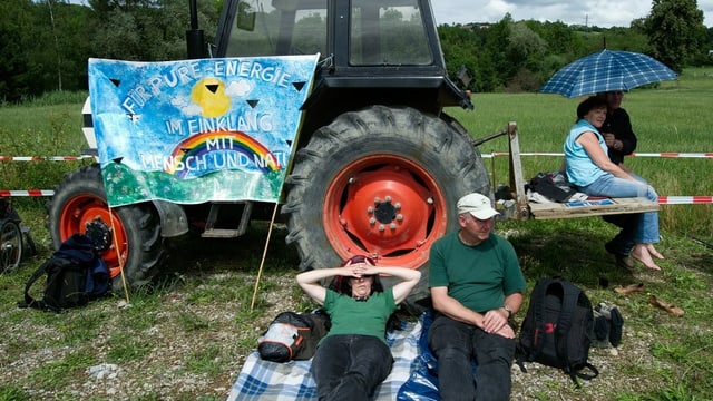 Rund 3'000 Menschen demonstrieren unter dem Motto "Mal richtig Abschalten" fuer die sofortige Stilllegung des AKWs Muehleberg.