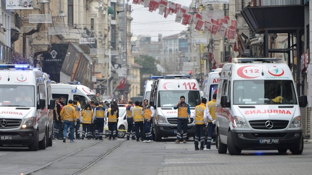 Mehrere Ambulanzen in der Innenstadt Istanbuls nach Anschlag. 