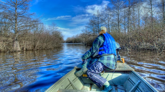 Eine Frau auf einem Schiff im Bayou.