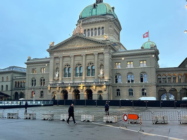 Bundeshaus, davor ein Zaun.