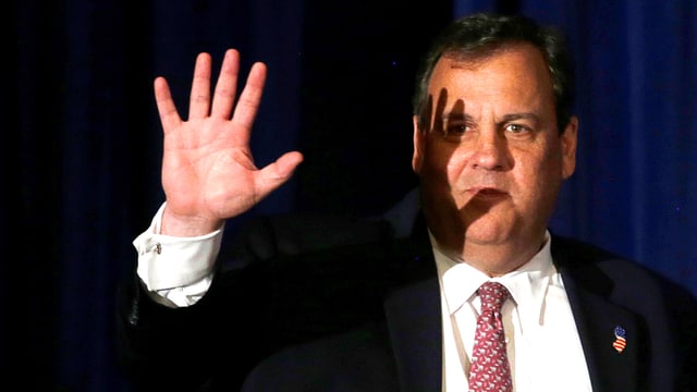 New-Jersey-Gouverneur Chris Christie winkt.