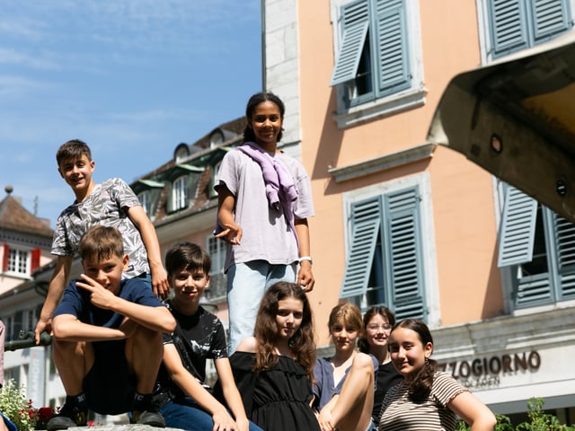 Schülerinnen und Schüler posieren für die Kamera.