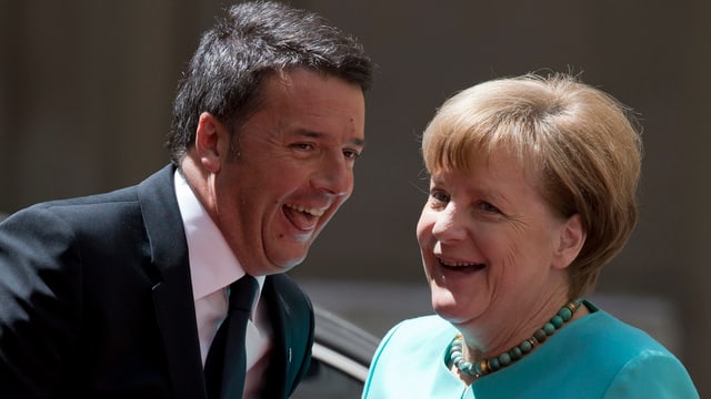 Matteo Renzi und Angela Merkel halten ein Spässchen ab.