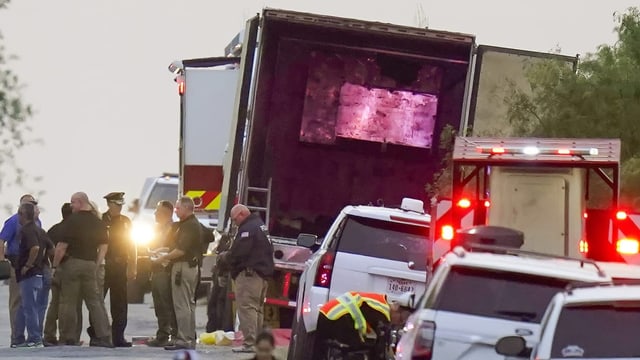 Mehrere Polizisten stehen neben Fahrzeugen in San Antonio, wo die toten Migranten gefunden wurden.