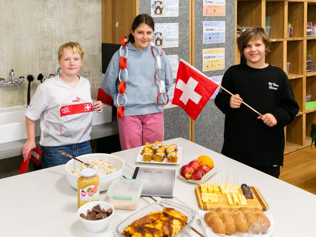 Noëlle, Ella und Oskar zeigen Schweizer Spezialitäten. 