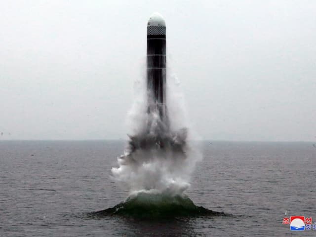 Eine ballistische Rakete steigt wie von Geisterhand über dem Meerwasser auf.