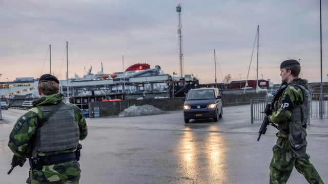 Zwei Männer in Militäruniform auf der Insel Gotland am Hafen.