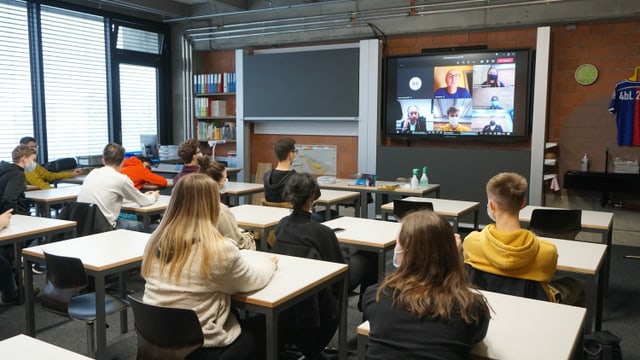 Die Jugendlichen aus der Kantonsschule Olten sind aus dem Klassenzimmer zugeschaltet.