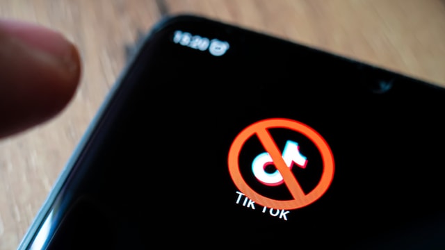 Auf einem Smartphone ist das Logo der App TikTok hinter einem Verbots-Zeichen zu sehen.