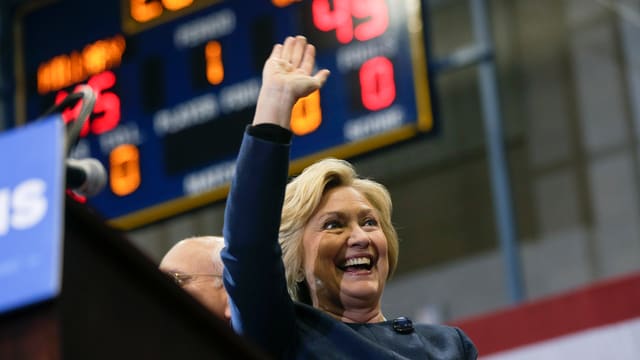 Hillary Clinton lacht und winkt