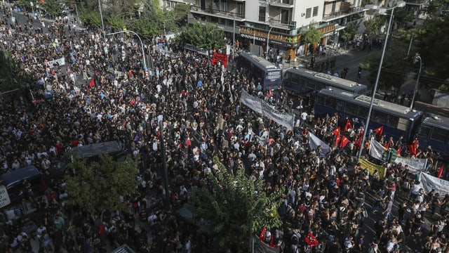 Thousands of people gathered in front of the Athens Criminal Court for a demonstration against fascism that morning.