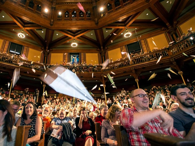 Mit Zuschauern gefülltes Sanders Theater in Cambridge