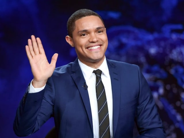 Trevor Noah in einer Show, am winken.