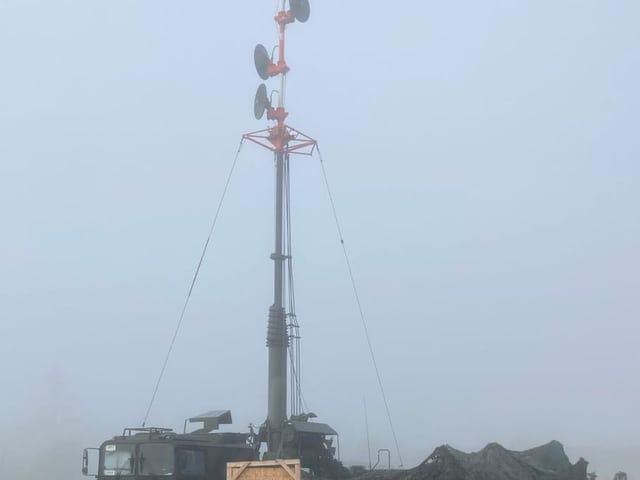 Noch sind die Raketenwerfer und die zugehörigen Funkantennen gut sichtbar positioniert.