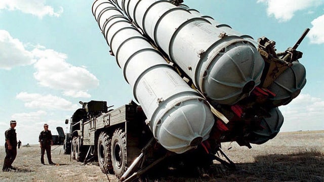 Luftabwehrraketen S-300 auf einem Lastwagen