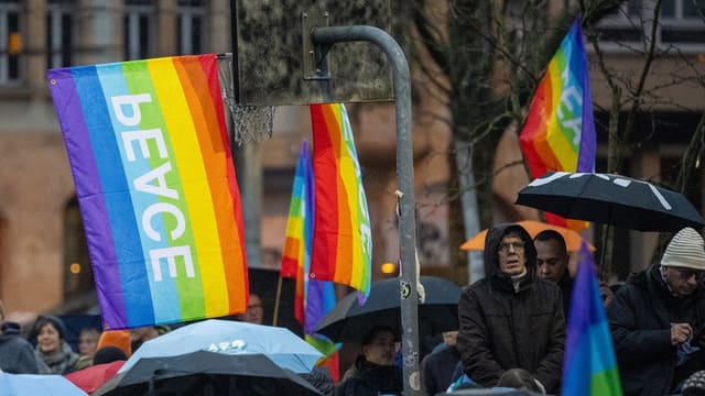 Drei Friedensfahnen in Bern an einer Demonstration