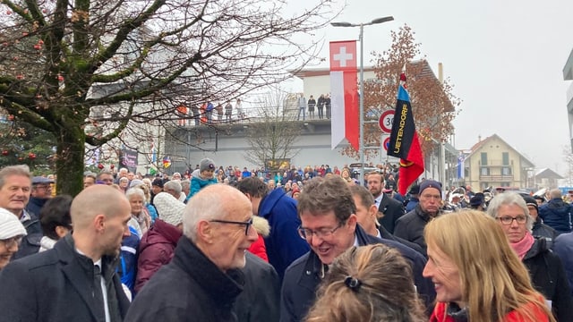 Viele Leute umgeben Albert Rösti