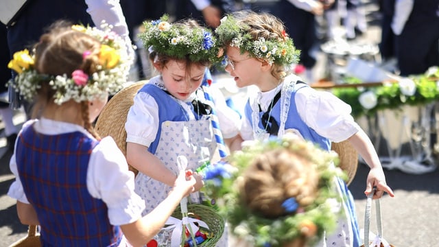 Kinder am Sechseläuten-Umzug in Trachten