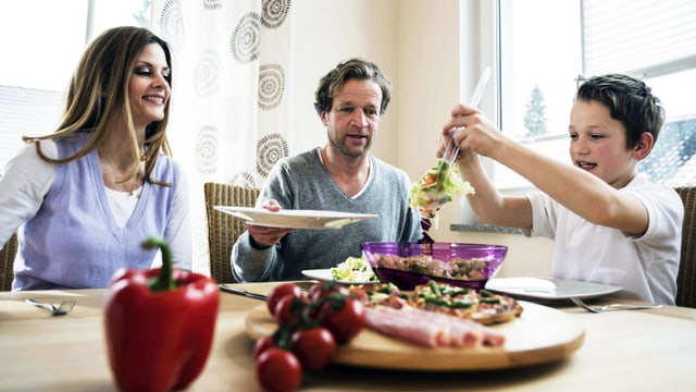 Familie am Esstisch