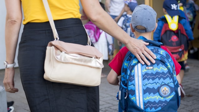 Mutter bringt Kind zur Schule