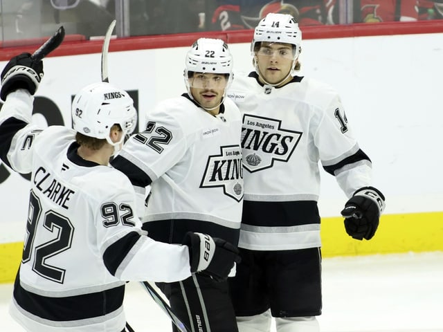 Eishockeyspieler der Los Angeles Kings feiern auf dem Eis.