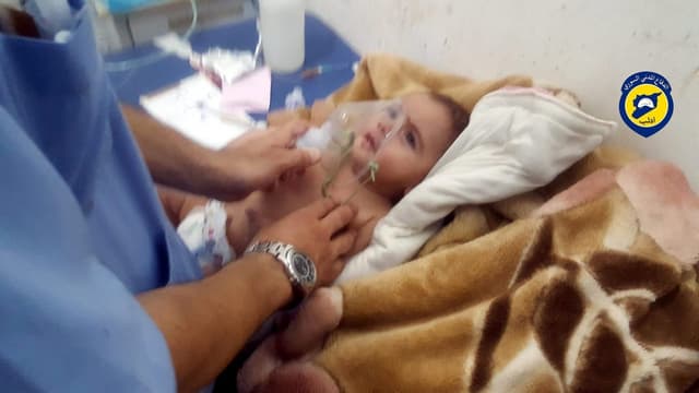 Ein Baby in einem syrischen Spital mit einer Sauerstoffmaske.