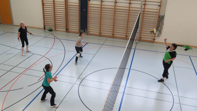 Frauen in einer Turnhalle