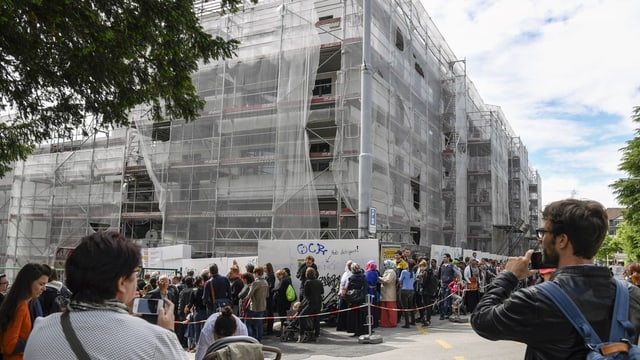 Menschen warten für die Besichtigung einer Musterwohnung in der Stadt Zürich.