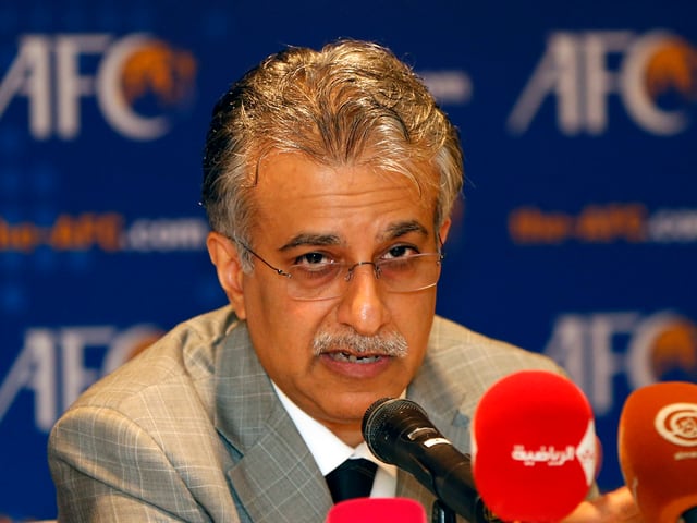 Scheich Salman bin Ibrahim al-Khalifa am Mikrofon einer Pressekonferenz