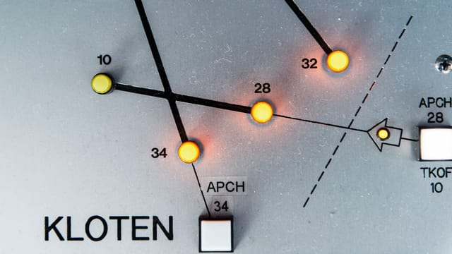 Pult mit Leuchtdioden welche die Pisten markieren, bei Skyguide im Tower des Flughafen Zuerich Kloten