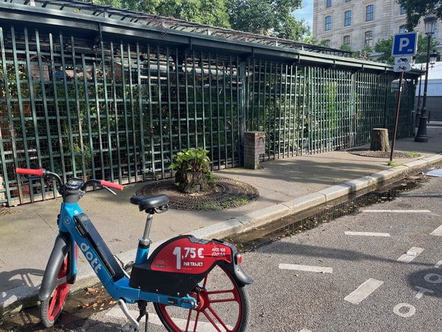 Verriegelte Blumenstände in Paris.