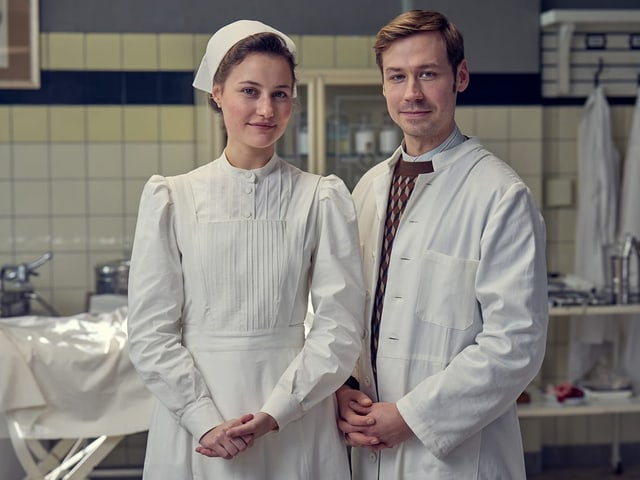 Die Luzernerin Dominique Devenport und David Kross in Arztkleidung.