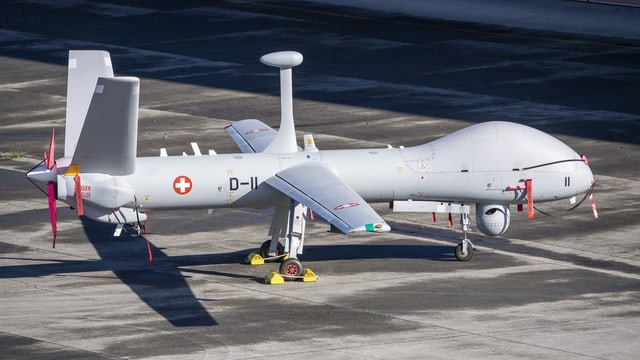 Unbemannte Luftfahrzeug am Boden auf einem Flugplatz.