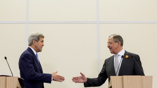 Symbolbild: S-Aussenminister Kerry und sein russischer Kollege Lawrow schicken sich zu einem Handschlag an.