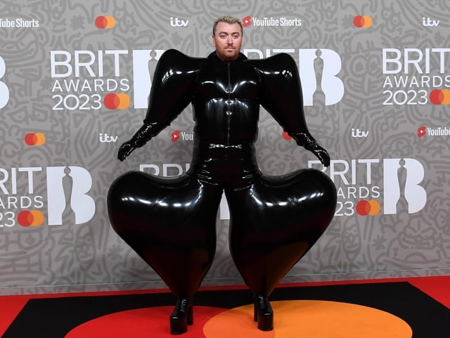 Sam Smith posiert an der Fotowand der BRIT Awards.