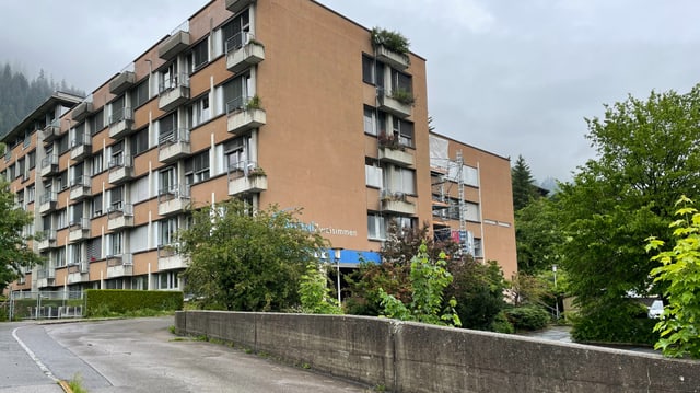 Das Spital Zweisimmen hat eine braune Fassade und ist in die Jahre gekommen.