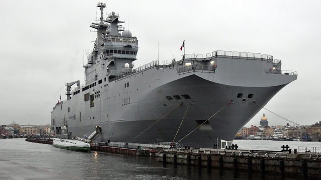 Das französische Kriegsschiff Mistral im Hafen von St. Petersburg